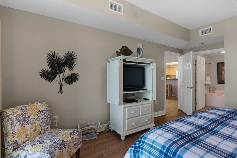 Guest bedroom has 2 twin beds