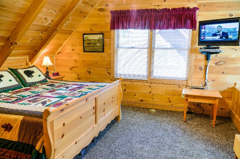Relax in the King Master Suite w/ Jacuzzi Relax in the King Master Suite w/ Jacuzzi