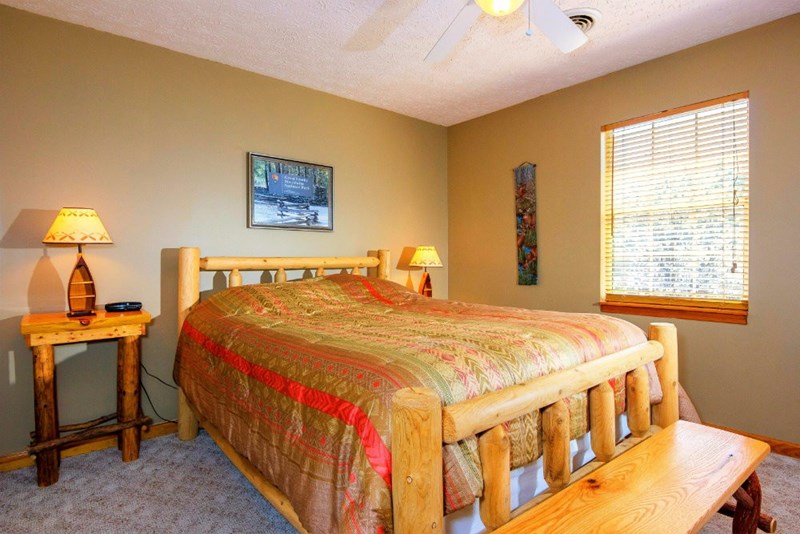 4 Queen beds