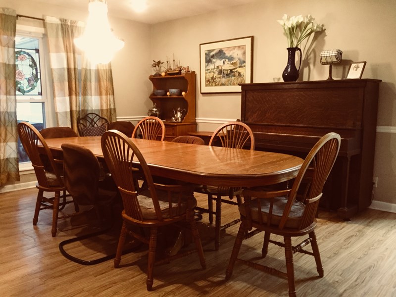 Dinning room with elegant chandler