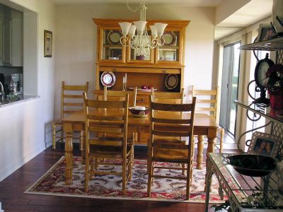 Sunny, Bright & Comfortable Dining Area