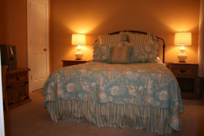 Downstair 3rd bedroom with que