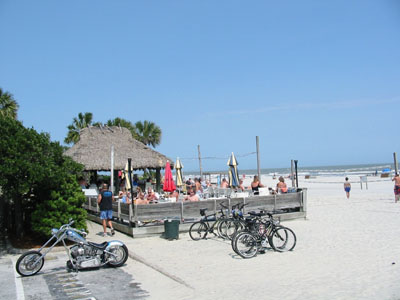 Tiki Hut Bar & Beach Volleybal