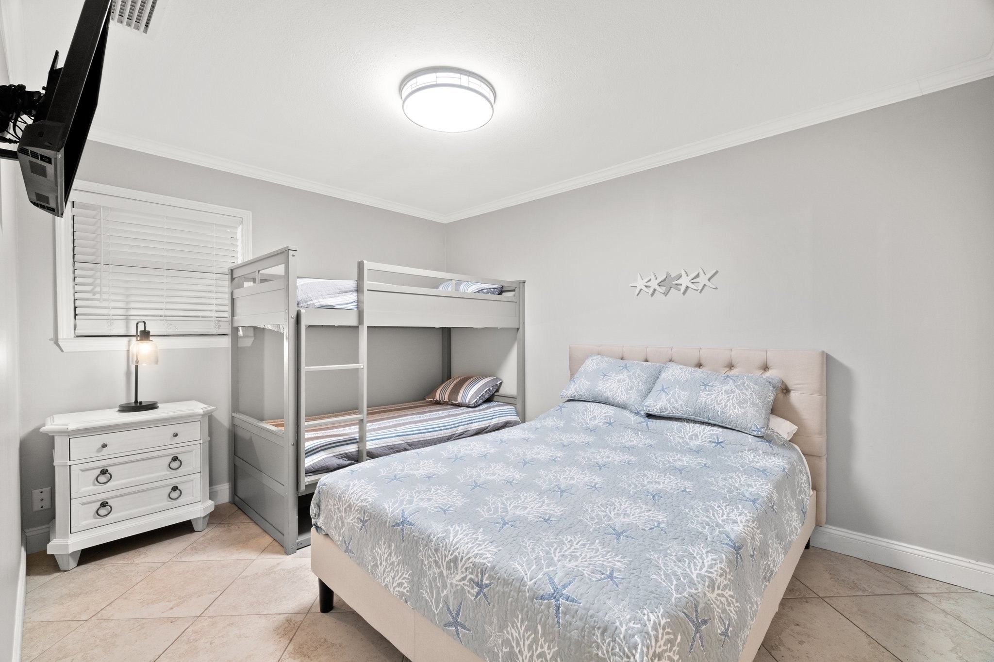 Guest bedroom with Queen bed, twin bunk beds & smart TV