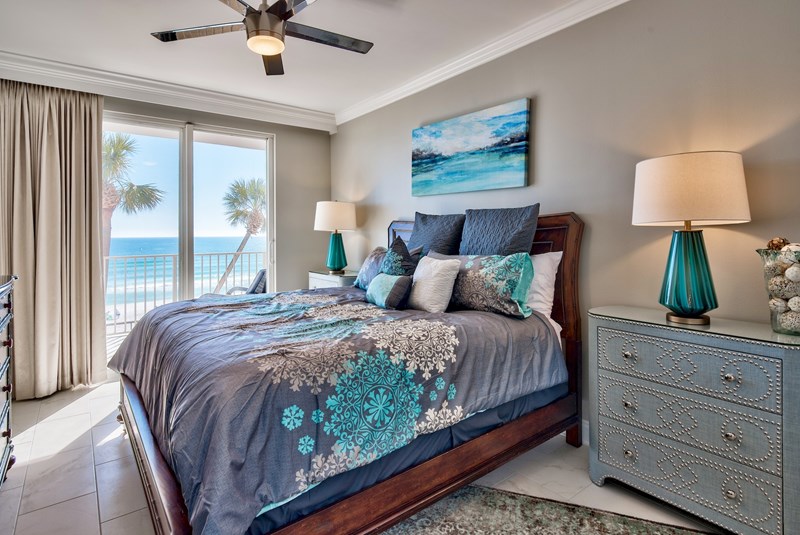 Our luxurious master BR with King size bed and it's own beautiful ocean view.