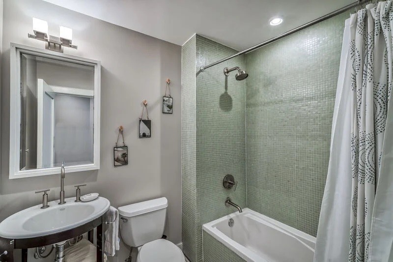 Main Floor Guest Full Bath w/Tub-Shower Combo