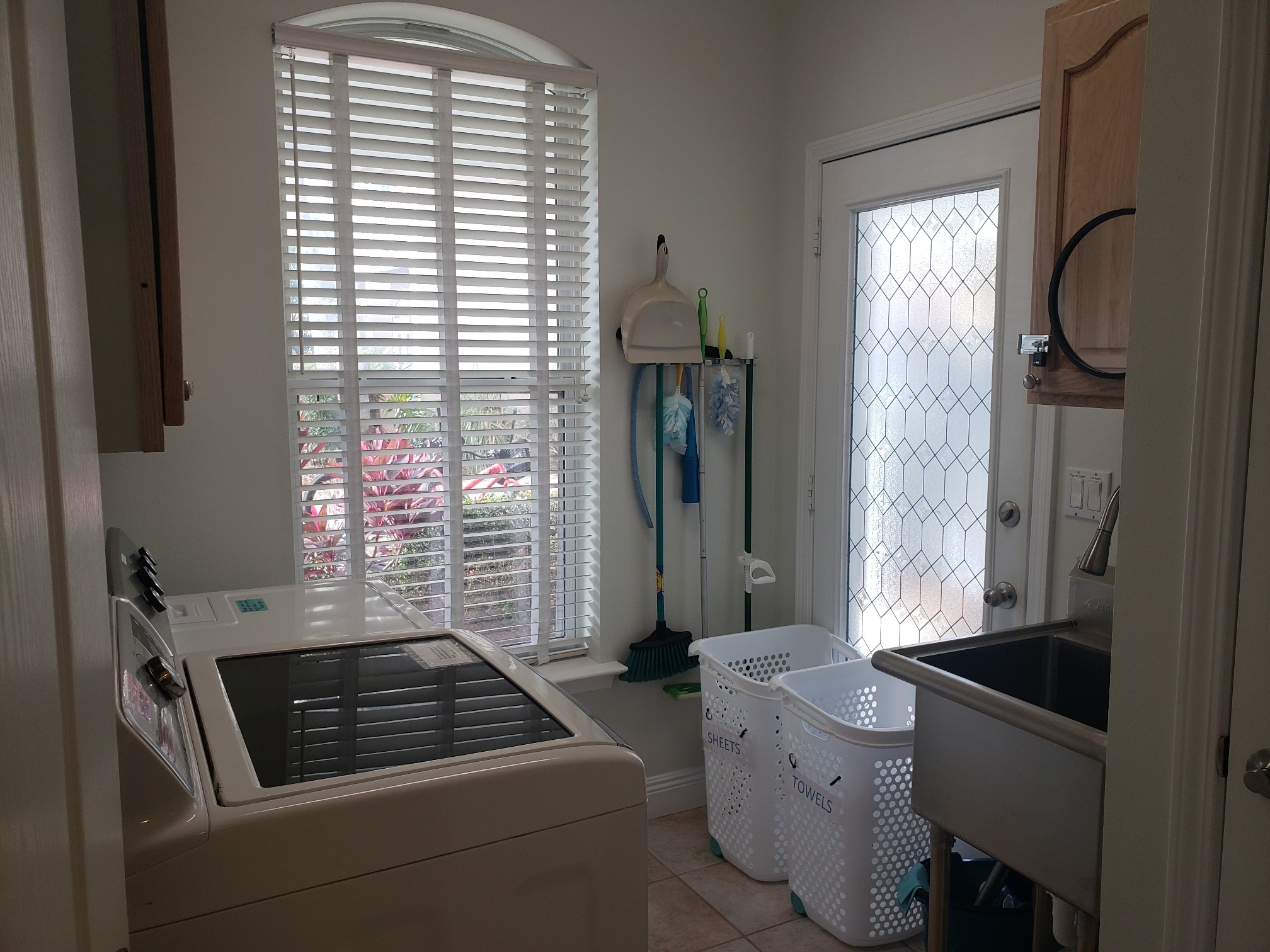full size laundry room with complimentary detergent, new stainless sink