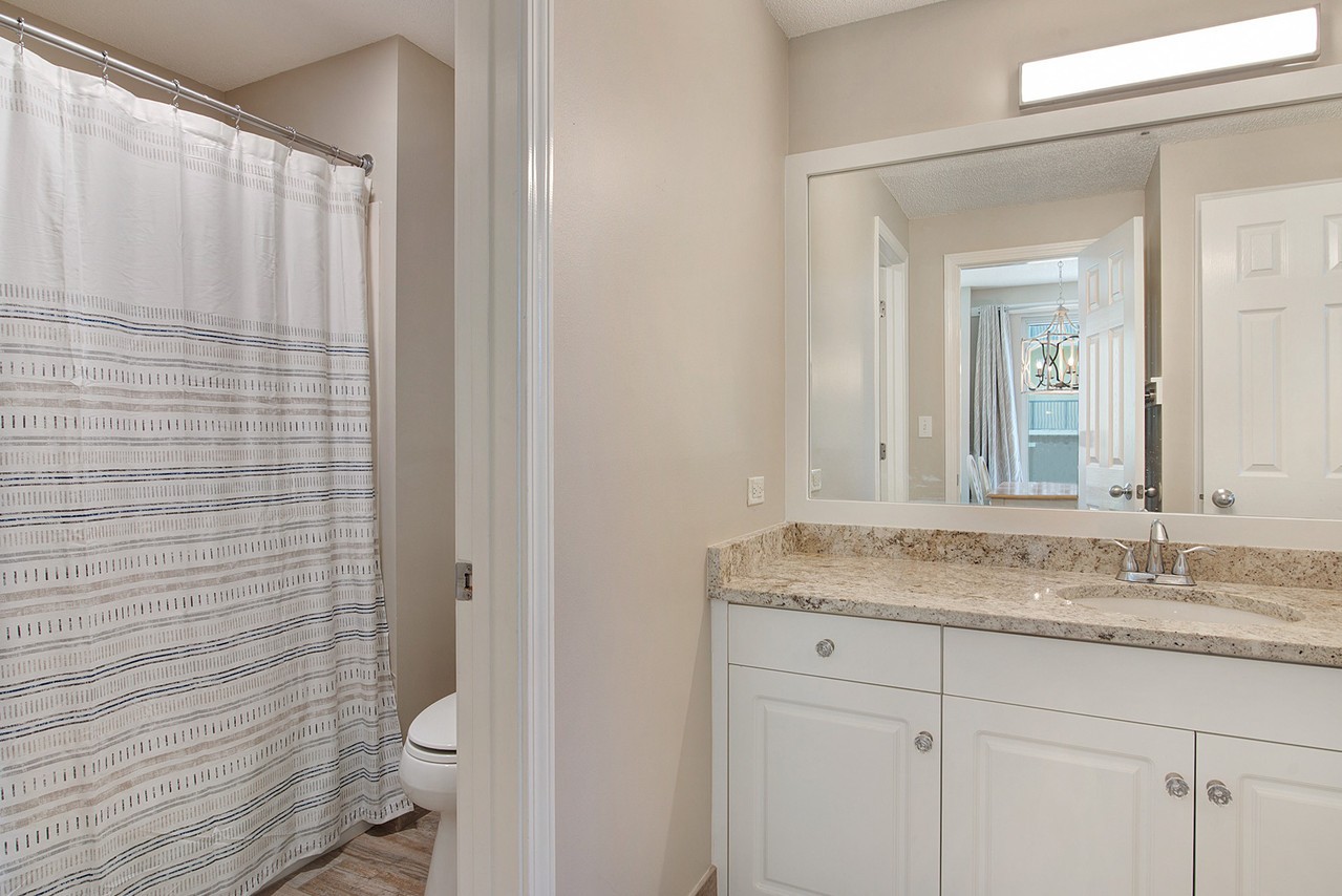 Guest bathroom with tub/shower