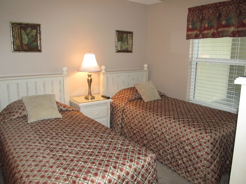 Guest bedroom with twin beds