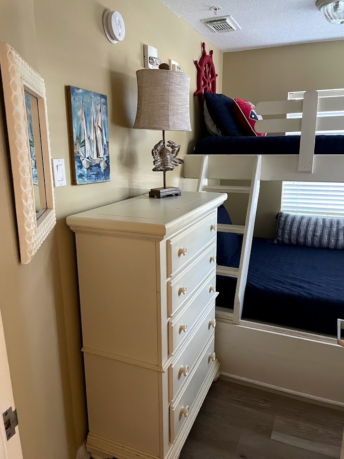 Bunk Room with door Double and twin Bed