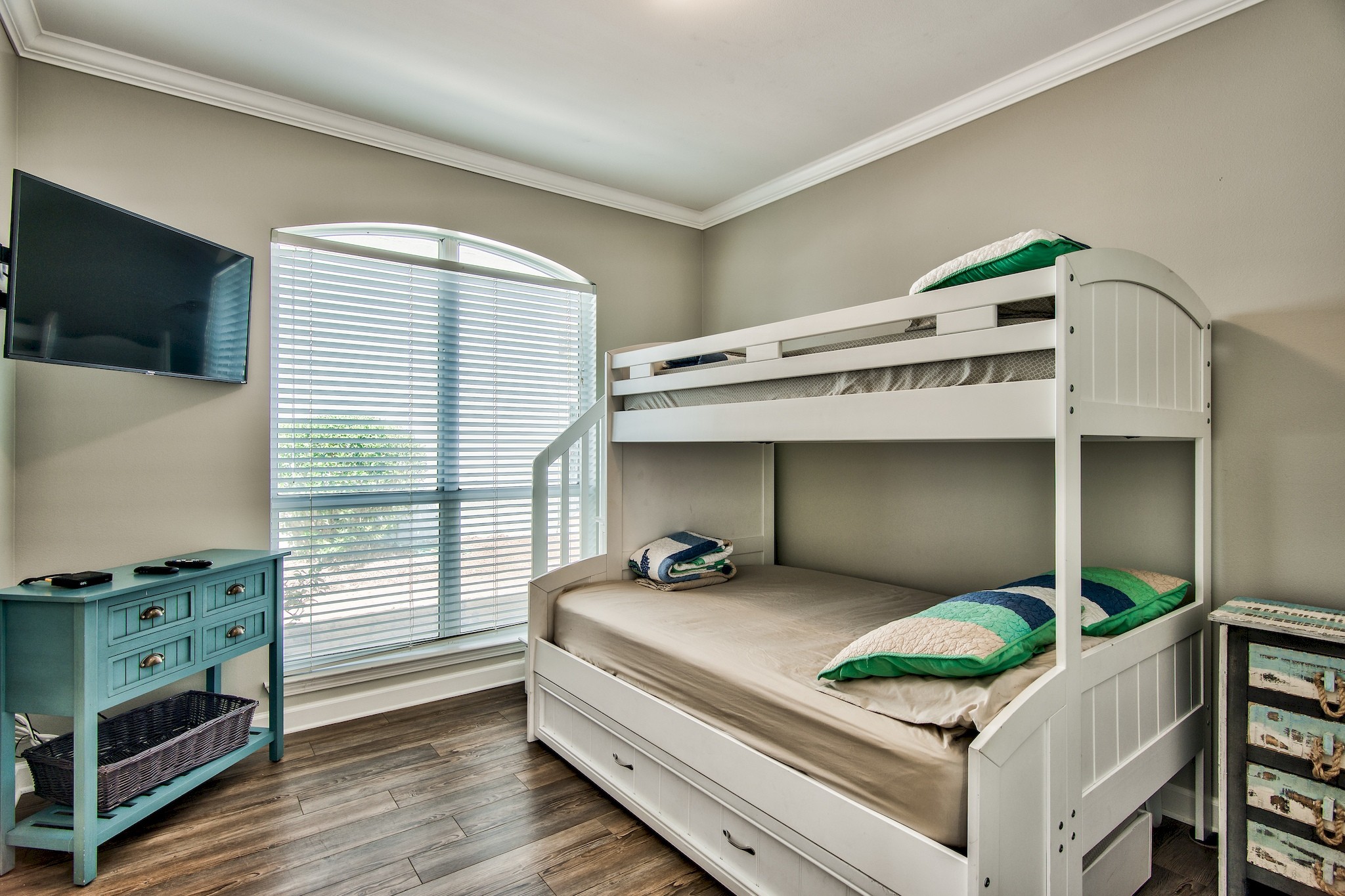 3rd Guest Bedroom: 1 bunkbed with twin on top/full bed on bottom, twin trundle bed and attached Full Jack-N-Jill Bathroom (sl