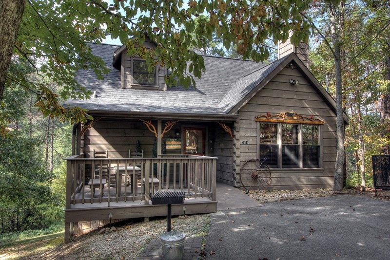Honeymooners Cabin With A Beautiful Chapel On Site Holds 50