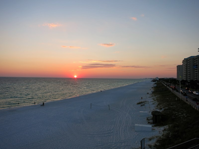 An forgettable sun set at the beach.