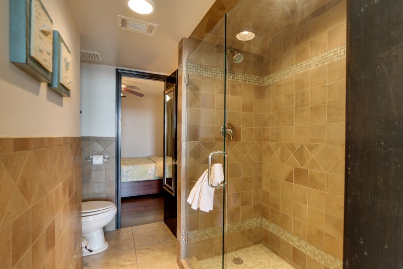GORGEOUS tiled bathroom - luxury, luxury, luxury!