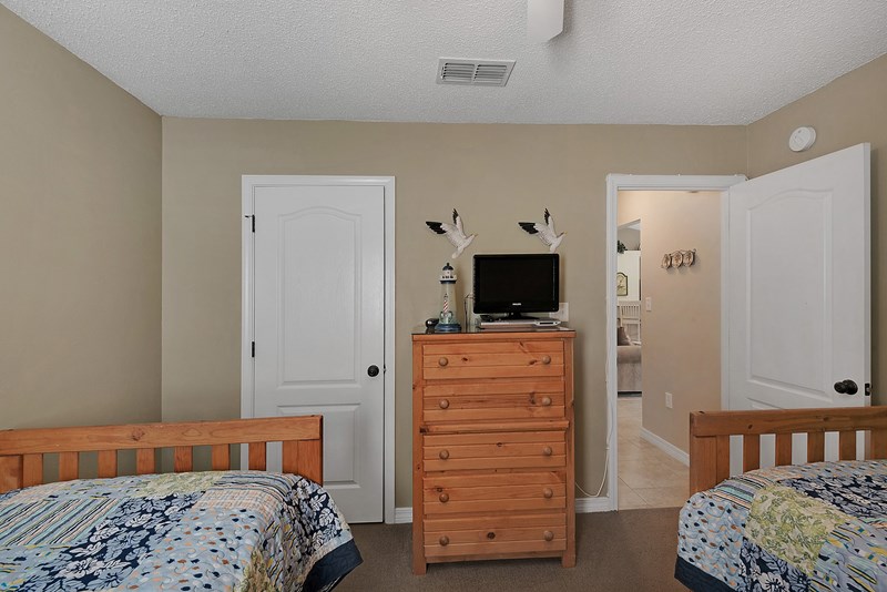 Twin bedroom features a flat screen tv