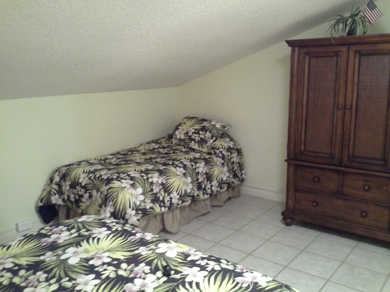 3rd bedroom with Queen Bed and 1 Twin, 32