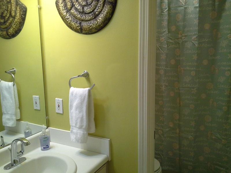 Upstairs Bathroom - Tub/Shower Combo
