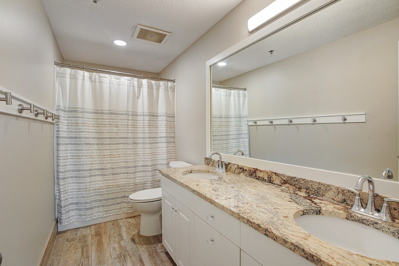 Master bath twin vanity, granite counter, tub/shower