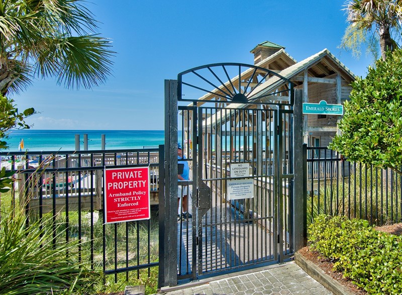 Private access to pavillion and beach - short stroll from the home